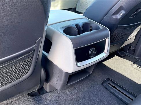 Used 2024 Kia Carnival LX image 34