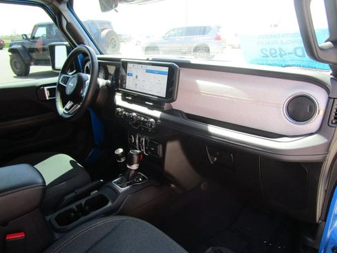 Used 2024 Jeep Wrangler Unlimited Sahara AWD/4WD image 20