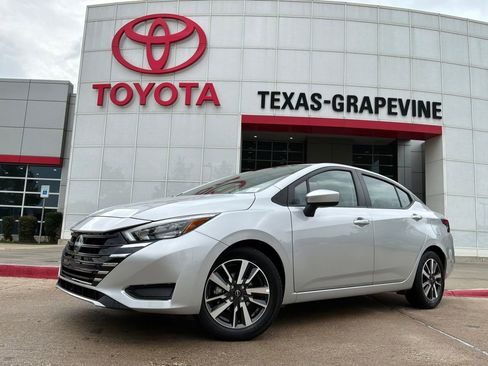 Used 2025 Nissan Versa SV FWD image 2