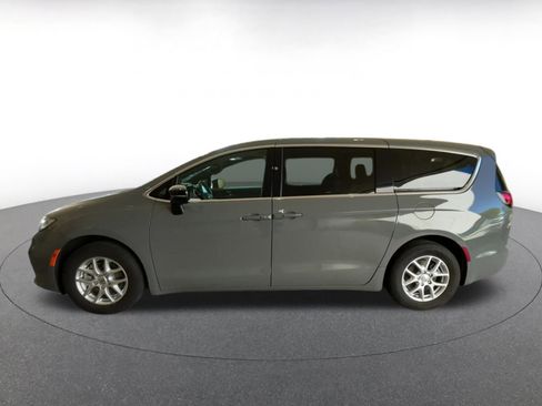 Used 2025 Chrysler Pacifica Select image 9