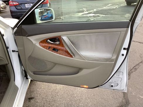 Used 2011 Toyota Camry XLE image 28