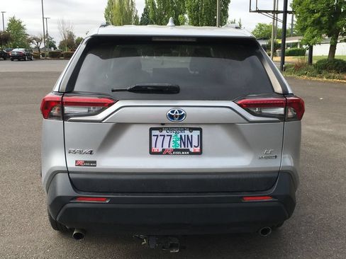 Used 2019 Toyota RAV4 LE w/ Carpet Mat Package AWD/4WD image 5