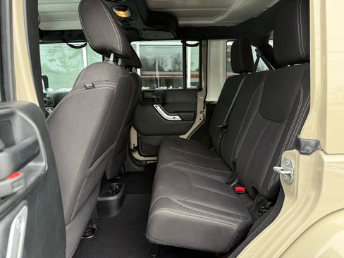 Used 2018 Jeep Wrangler Unlimited Sahara image 34