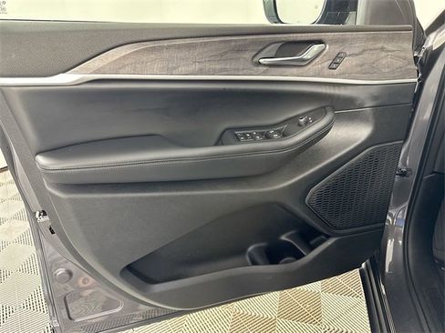 Used 2024 Jeep Grand Cherokee L Limited image 12