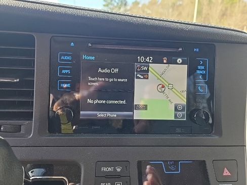 Used 2017 Toyota Sienna XLE w/ XLE Navigation Package image 3