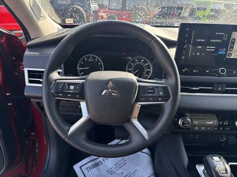 Used 2025 Mitsubishi Outlander SE FWD image 15