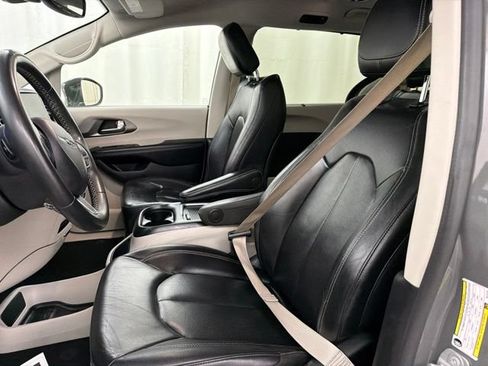 Used 2022 Chrysler Pacifica Touring-L FWD image 9