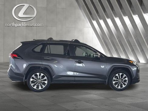 Used 2019 Toyota RAV4 XLE Premium FWD image 4
