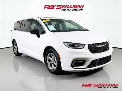 Used 2024 Chrysler Pacifica Limited w/ Uconnect Theater Family Group