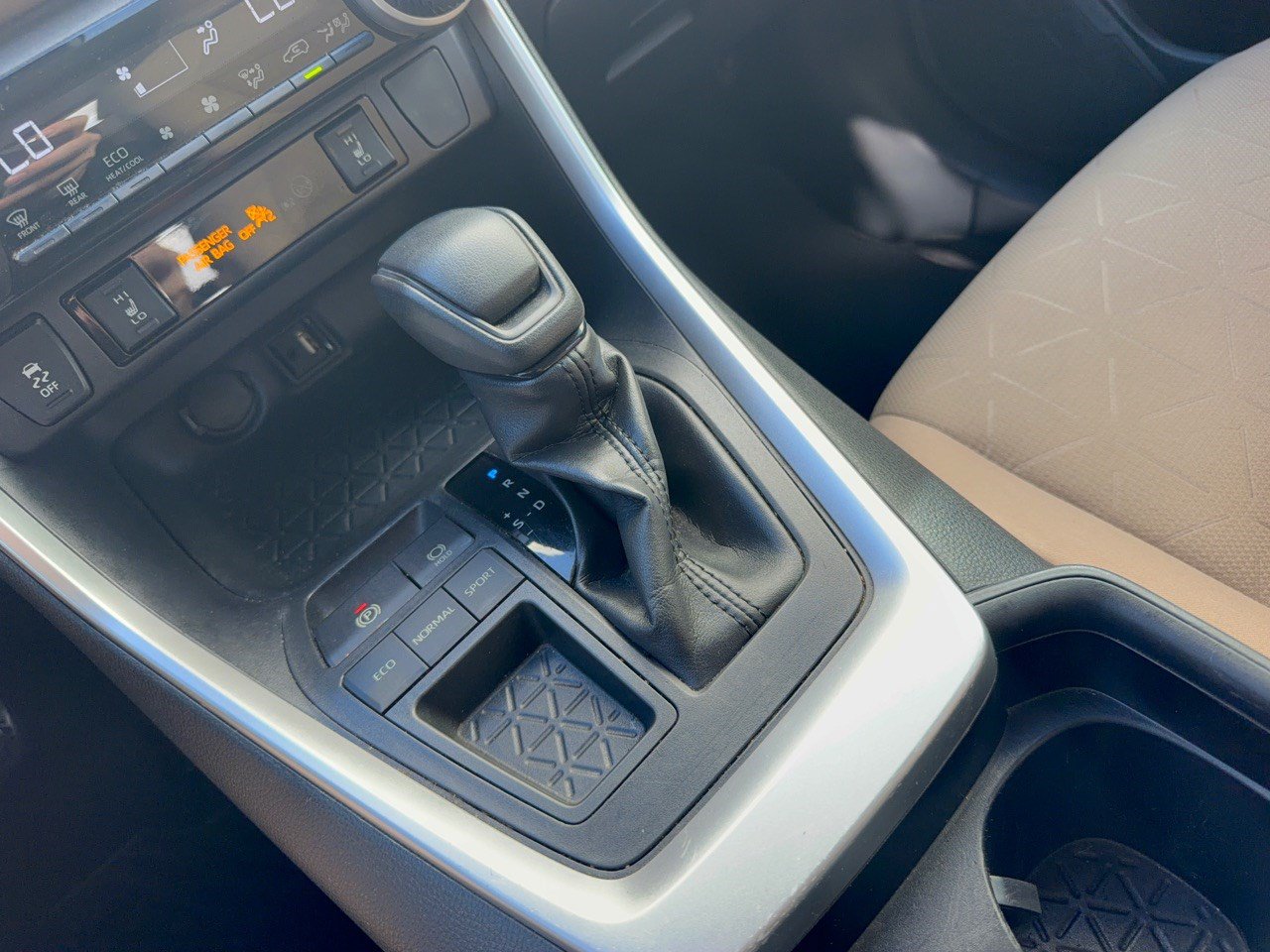 Used 2019 Toyota RAV4 XLE w/ Convenience Package FWD image 21