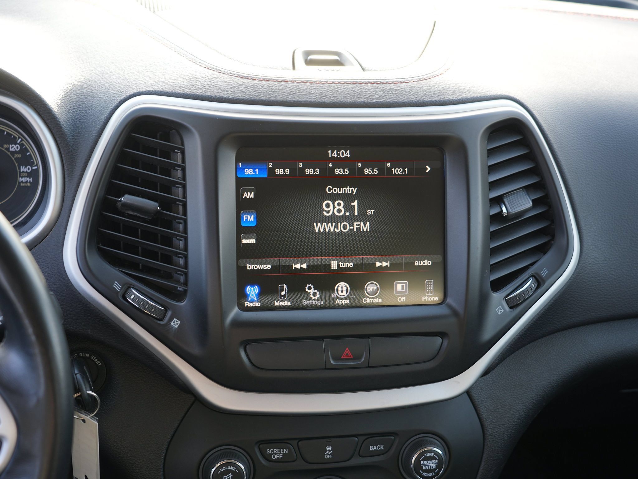 Used 2017 Jeep Cherokee Trailhawk AWD/4WD image 22