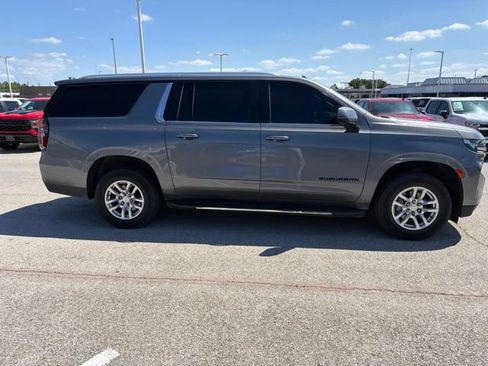 Used 2022 Chevrolet Suburban LT w/ Luxury Package RWD image 6