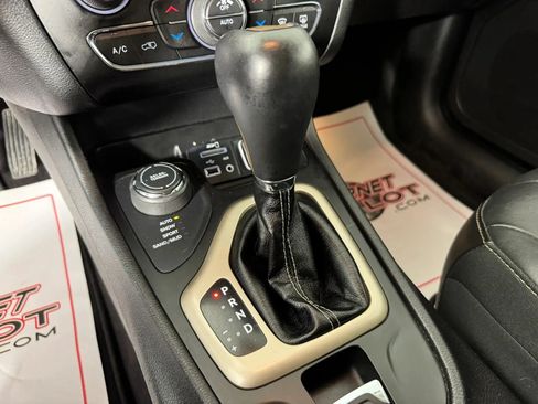 Used 2018 Jeep Cherokee Limited w/ Trailer Tow Group AWD/4WD image 22