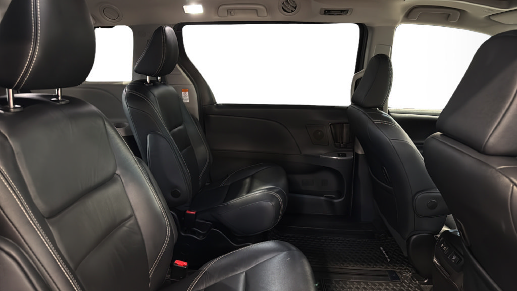 Used 2019 Toyota Sienna SE AWD/4WD image 17