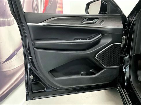 Used 2022 Jeep Grand Cherokee Limited image 22