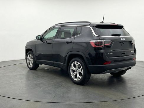 Used 2025 Jeep Compass Latitude AWD/4WD image 6