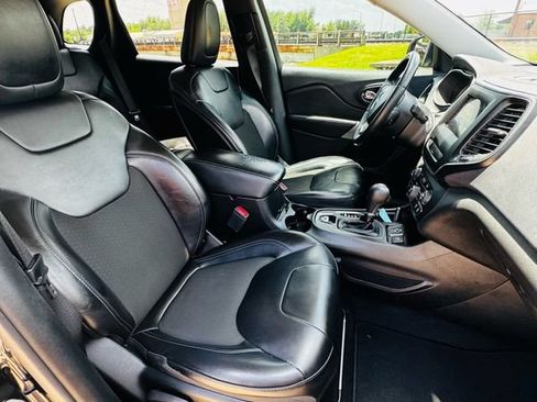 Used 2019 Jeep Cherokee Latitude Plus FWD image 21
