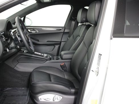 Certified 2025 Porsche Macan image 5
