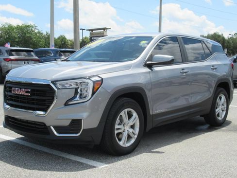Used 2024 GMC Terrain SLE FWD image 3