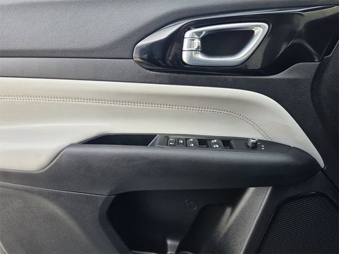 Used 2019 Jeep Cherokee Trailhawk image 17