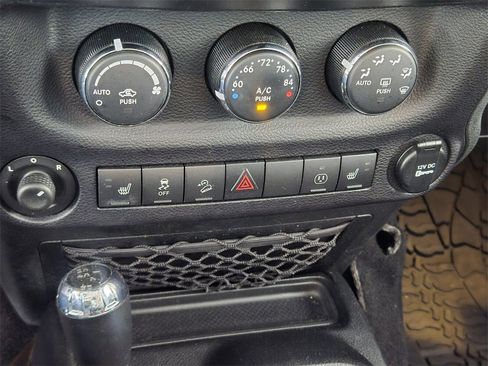 Used 2015 Jeep Wrangler Unlimited Sahara image 17