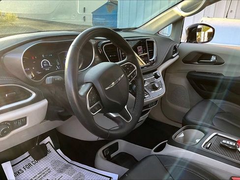 Used 2024 Chrysler Pacifica Limited FWD image 17