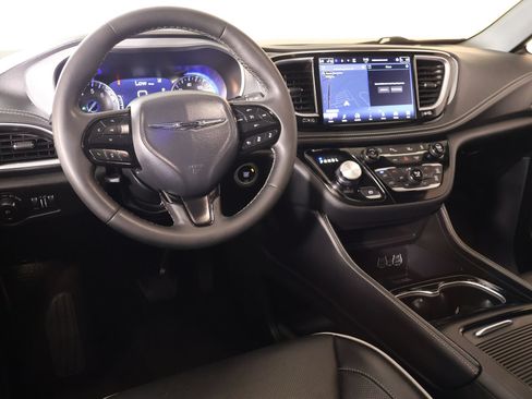Used 2025 Chrysler Pacifica Limited FWD image 2
