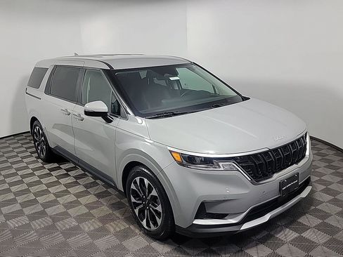 Used 2024 Kia Carnival EX image 2