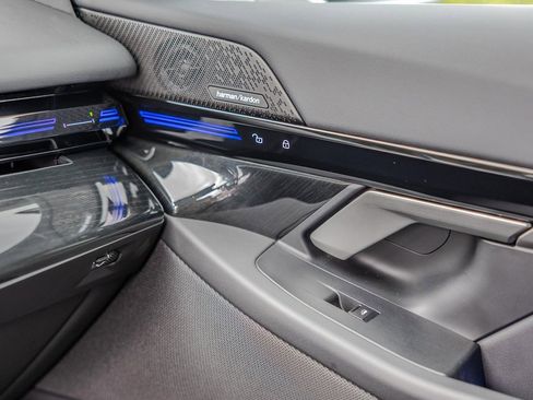 Used 2025 BMW 530i w/ Premium Package image 12