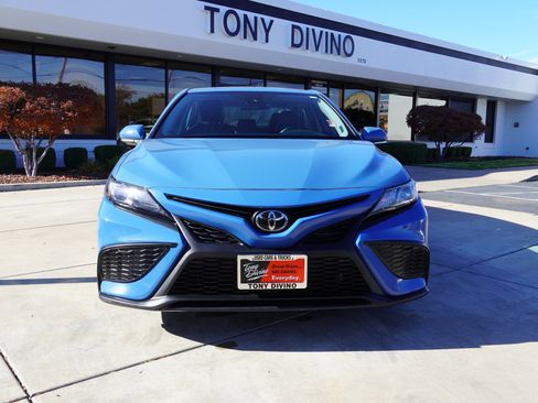 Used 2024 Toyota Camry SE image 3