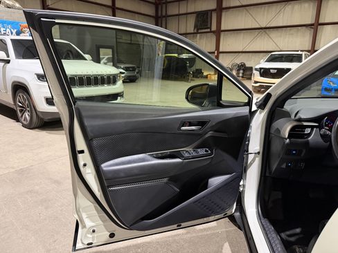 Used 2019 Toyota C-HR XLE FWD image 11