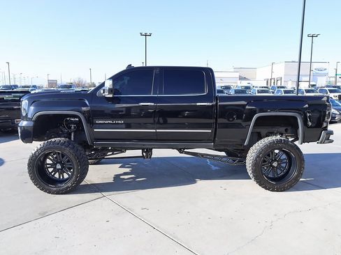 Used 2018 GMC Sierra 2500 Denali w/ Duramax Plus Package image 3