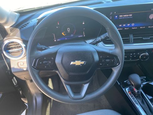Used 2025 Chevrolet Trax LT image 33