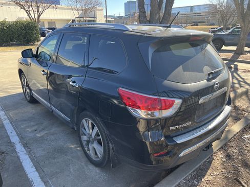 Used 2016 Nissan Pathfinder Platinum w/ Family Entertainment Package image 19