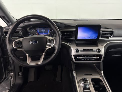 Used 2021 Ford Explorer XLT w/ Equipment Group 202A image 3