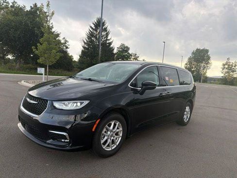 Certified 2023 Chrysler Pacifica Touring-L FWD image 1