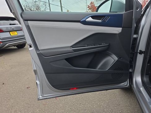 Used 2024 Volkswagen Taos SE image 16