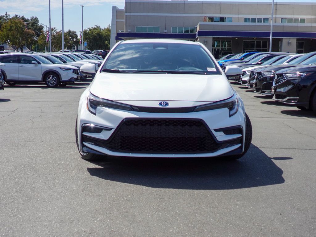 Used 2024 Toyota Corolla SE FWD image 2
