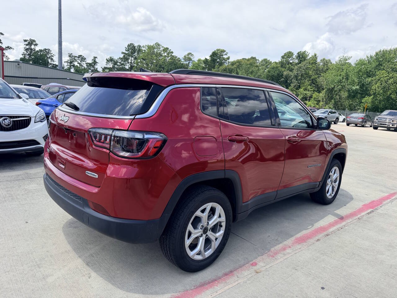 Used 2025 Jeep Compass Latitude w/ Sun & Sound Group AWD/4WD image 8