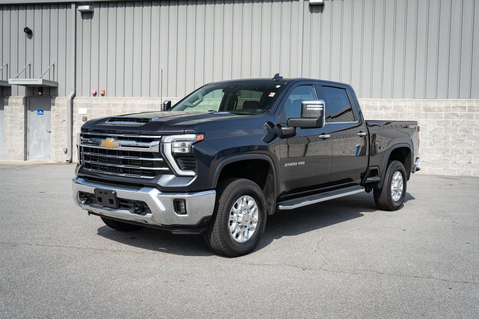 Used 2024 Chevrolet Silverado 2500 LTZ AWD/4WD image 3