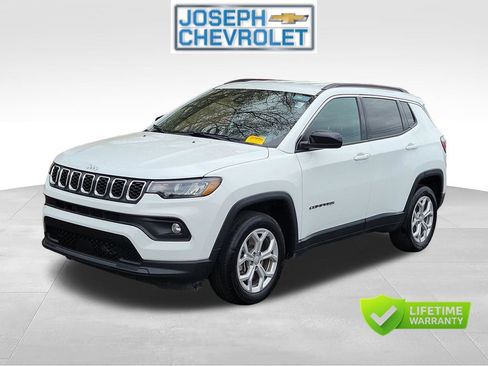 Used 2024 Jeep Compass Latitude AWD/4WD image 2