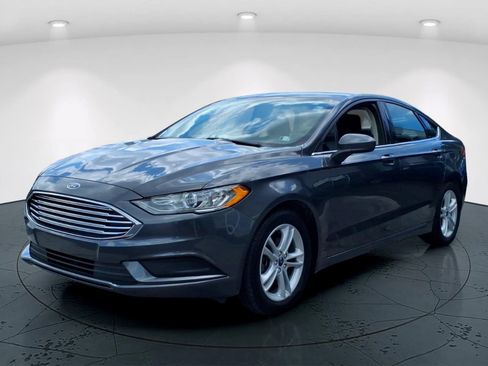 Used 2018 Ford Fusion SE w/ Fusion SE Technology Package FWD image 5