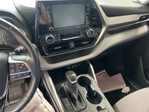 Used 2020 Toyota Highlander LE AWD/4WD image 5