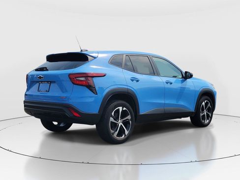 Used 2024 Chevrolet Trax RS w/ Sunroof Package FWD image 4