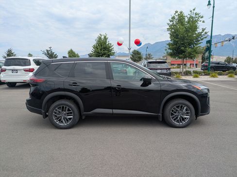 Used 2024 Nissan Rogue S AWD/4WD image 2