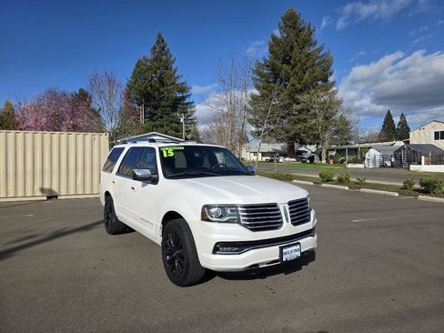 Used 2015 Lincoln Navigator 4WD image 3