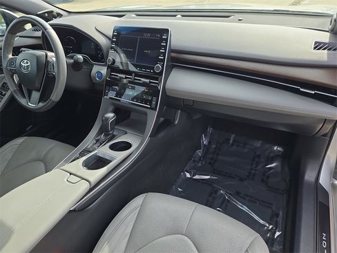 Used 2021 Toyota Avalon Limited image 13