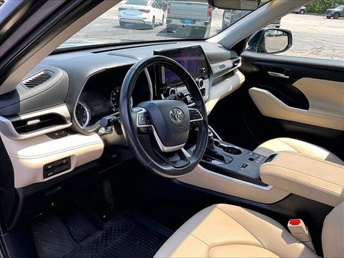 Used 2024 Toyota Highlander XLE FWD image 8