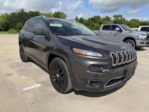 Used 2017 Jeep Cherokee Limited w/ Luxury Group AWD/4WD image 7