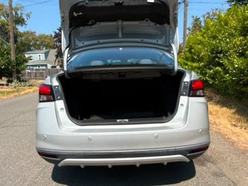 Used 2021 Nissan Versa SV FWD image 3
